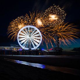 Vuurwerk op de zee bij Scheveningen Pier met reuzenrad van Dexter Reijsmeijer