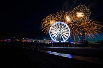 Vuurwerk op de zee bij Scheveningen Pier met reuzenrad van Dexter Reijsmeijer