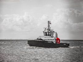 Tug underway on the Weser to Bremerhaven. by scheepskijkerhavenfotografie