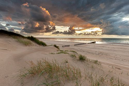 Dreigende lucht boven Noordezee bij Schoorl aan zee