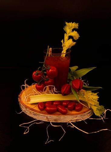 Tomato wodka cocktail met selderij en trostomaten.