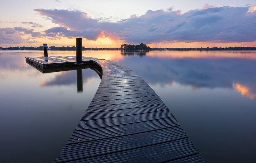 Zonsondergang Steiger bij Strandpaviljoen Paterswoldsemeer - Groningen (Nederland van Marcel Kerdijk