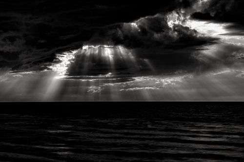 Die Sonne brennt über dem Kanal in De Panne