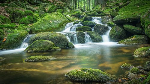Een waterval in het bos in Beieren