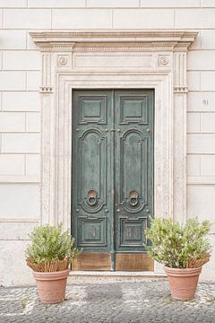 Alte Haustür im Zentrum von Rom von Henrike Schenk