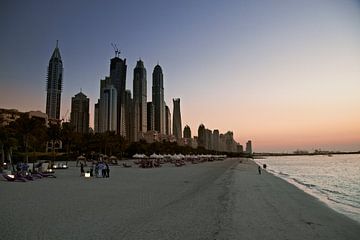 Dubai Beach. Skyline bei Sonnenuntergang am Strand, Vereinigte Arabische Emirate