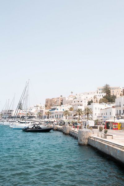 Griechischer Hafen mit Booten und blauem Wasser | Fine Art Photo Print von Kimberley Jekel