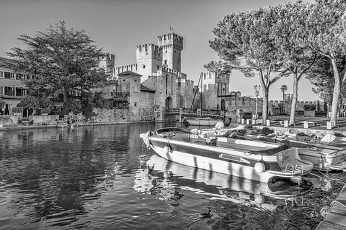 Sirmione aan het Gardameer in zwart-wit