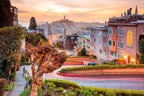 Lombard Street bij zonsondergang, San Francisco, Verenigde Staten
