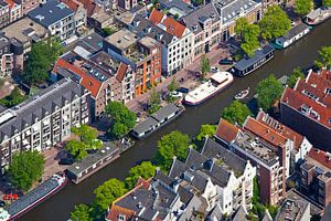 Luchtfoto grachtenpanden Amsterdam van Anton de Zeeuw