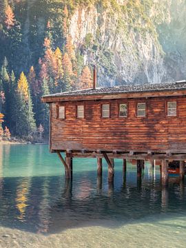 Herfstsereniteit aan het meer van Braies Dolomieten Italië Reisfotografie van Dagmar Pels