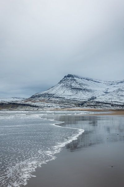 Besneeuwde bergen aan het strand van Maarten Borsje