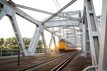 Een Intercity op de spoorbrug tussen Weesp en Diemen