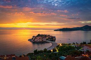 Die Insel Sveti Stefan in Montenegro bei Sonnenuntergang von Michael Abid