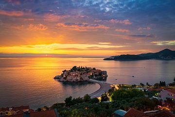 Sveti Stefan eiland in Montenegro tijdens zonsondergang van Michael Abid