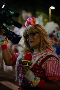 Kleurig nacht Portret van het Carnaval in Tenerife van Jos Voormolen