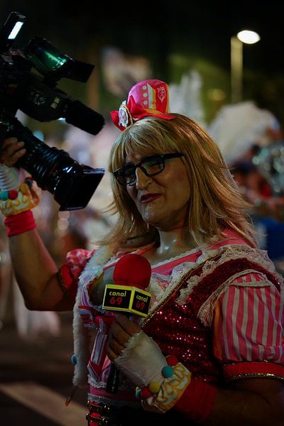 Portrait nocturne coloré du carnaval de Tenerife par Jos Voormolen