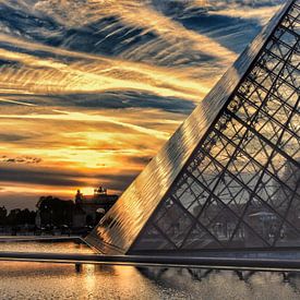 Het Louvre bij zonsondergang  van David Spaans