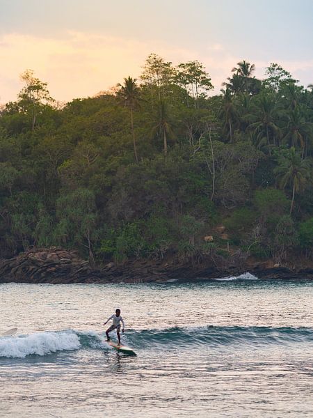 Surfer in Hiriketiya bei Mirissa, Sri Lanka von Teun Janssen