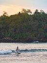 Surfer in Hiriketiya bei Mirissa, Sri Lanka von Teun Janssen Miniaturansicht