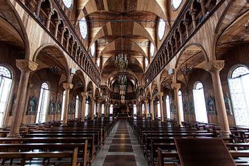 Interieur van de St Petrus en Paulus Kathedraal in Paramaribo, Suriname van WorldWidePhotoWeb