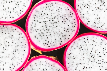 Pitahaya Drachenfrucht in pink und weiß Asien Thailand abstrakt