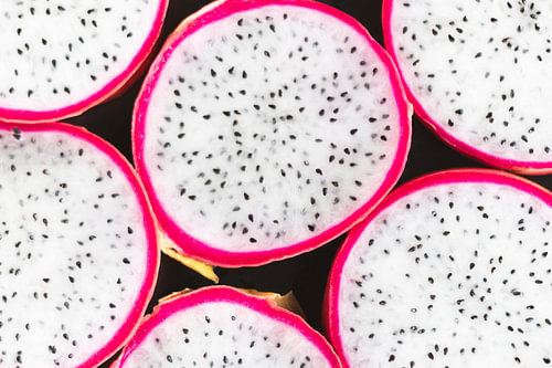 Pitahaya Drachenfrucht in pink und weiß Asien Thailand abstrakt