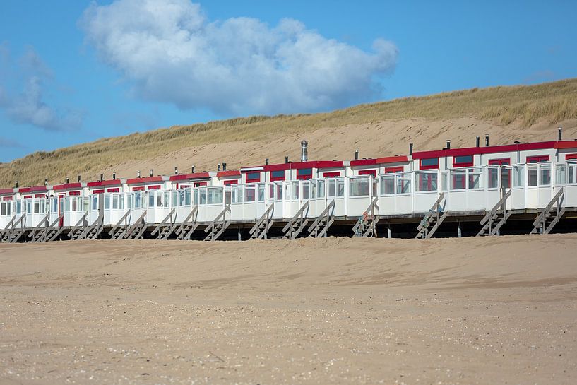 Strandhütten am Strand von Egmond aan Zee von Ronald Smits