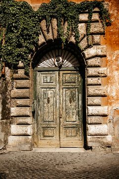 Verfallende Tür | Reisefotografie Druck Rom Italien Kunstdruck von Chriske Heus van Barneveld