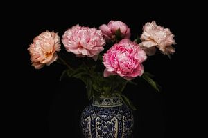 Delfter Blau Vase mit Pfingstrosen / Bauernrosen