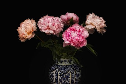 Delfts blauwe vaas met pioenen