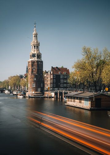 Montelbaan-Turm, Kanal und alte Häuser in Amsterdam, Niederlande.