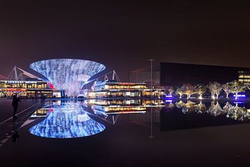 Futuristische architectuur weerspiegeld in een water vijver in Shanghai