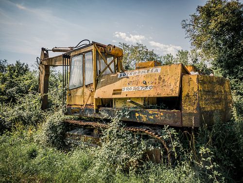 Verlaten Graafmachine in de natuur van Frankrijk