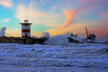 Storm bij de pier in Scheveningen in Nederland bij zonsondergang van Eye on You