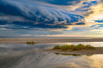 Lever de soleil sur la plage de l'île de Texel avec un nuage d'orage en approche