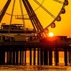 Zonsondergang op de Pier van Scheveningen  met Reuzenrad van Caroline Drijber