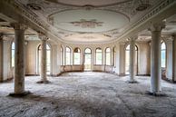 Verlassener Ballsaal. von Roman Robroek – Fotos verlassener Gebäude Miniaturansicht