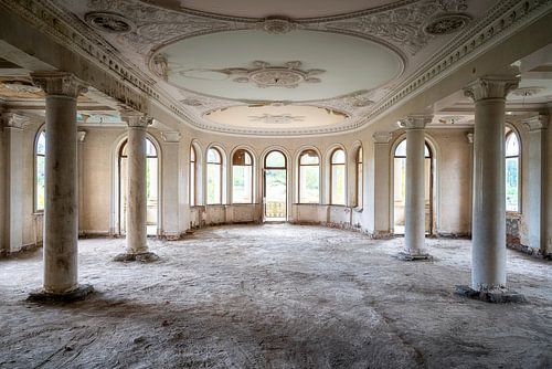 Verlaten Balzaal in Sanatorium.