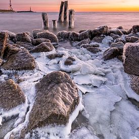 Pôles gelés dans l'IJsselmeer lors d'un lever de soleil hivernal coloré sur Bram Lubbers