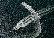 Speedbootjes op het grevelingenmeer kruisen elkaar met hoge snelheid en kruisen elkaars hekgolf. van Sky Pictures Fotografie thumbnail