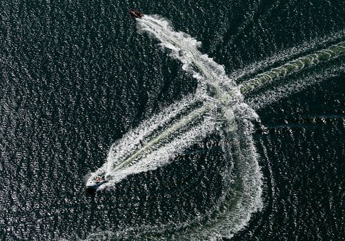 Speedbootjes op het grevelingenmeer kruisen elkaar met hoge snelheid en kruisen elkaars hekgolf.