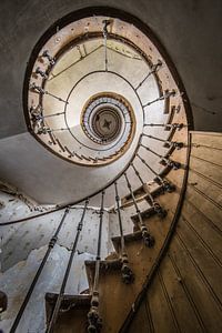 Escalier avec spirale dans villa sur Inge van den Brande