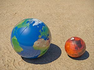 La Terre et Mars sur la plage