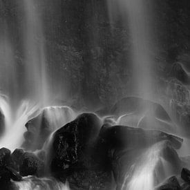 Chute d'eau sur des rochers en noir et blanc sur Laurens Coolsen