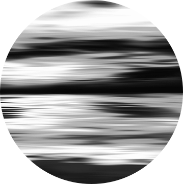 Het monochrome mysterie van wolken en zee