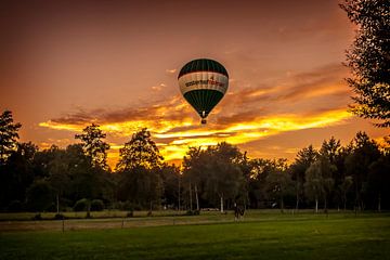 Ballonvaart met zonsondergang  van Marcel Braam
