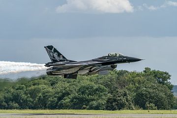 L'équipe belge de démonstration du F-16 : le Faucon Noir. sur Jaap van den Berg