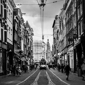 Annäherung an die Straßenbahn auf der Leidsestraat in Amsterdam von Francisca Snel