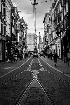 Naderende tram op de Leidsestraat in Amsterdam van Francisca Snel